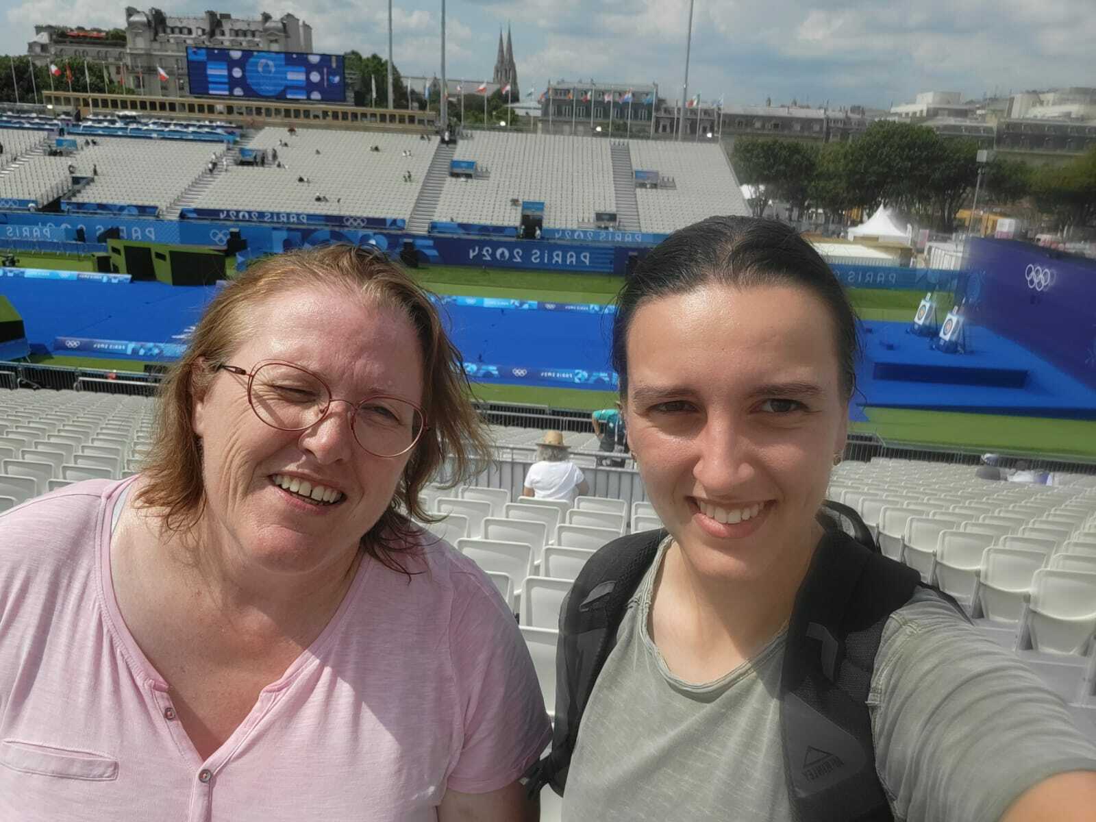 Deux supportrices aux JO de Paris