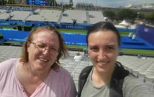 Deux supportrices aux JO de Paris